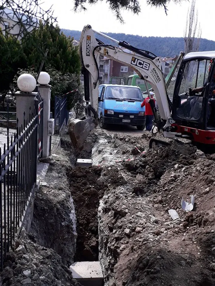 Εκσκαφέας και κανάλι για την κατασκευή δικτύου λυμάτων