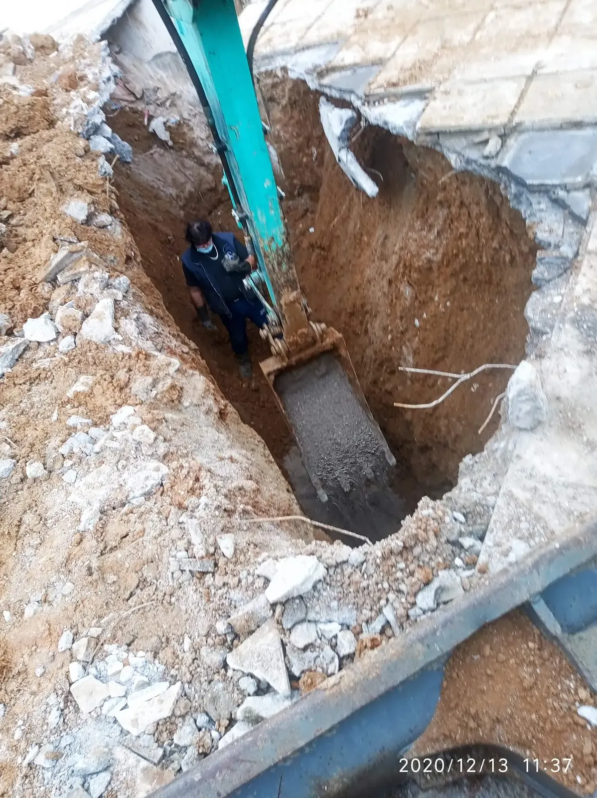 Εκσκαφή με μηχάνημα για επισκευή αγωγού