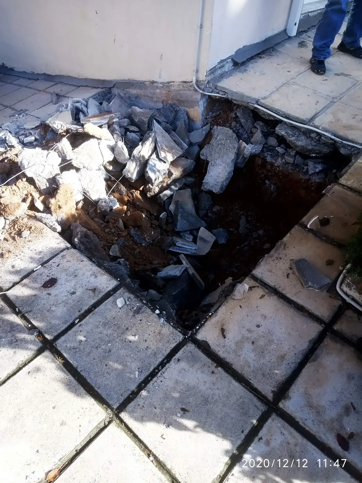 Αποκατάσταση δικτύου αποχέτευσης κάτω από πλακόστρωτο