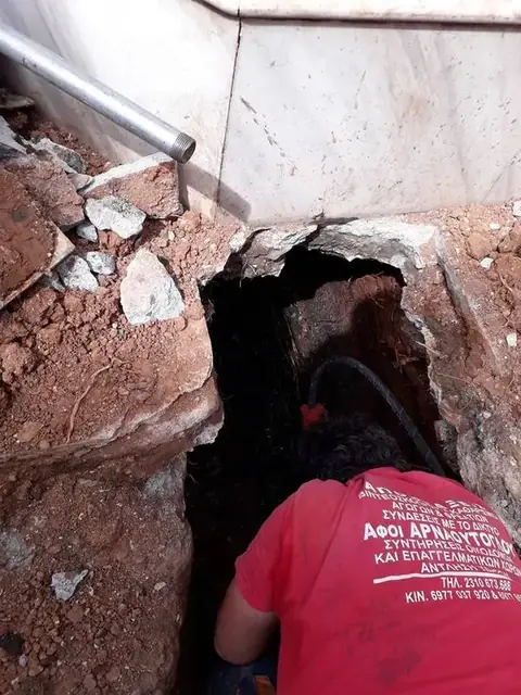 Τεχνικός της εταιρίας εργάζεται μέσα σε φρεάτιο αποχέτευσης