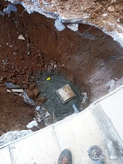 Νέο φρεάτιο μέσα σε εκσκαφή δίπλα σε πεζοδρόμιο
