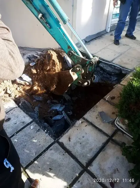 Εκσκαφέας ανοίγει πλακόστρωτο