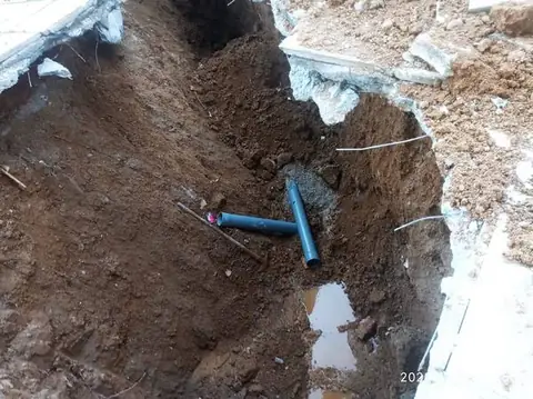 Αγωγοί μέσα σε εκσκαφή
