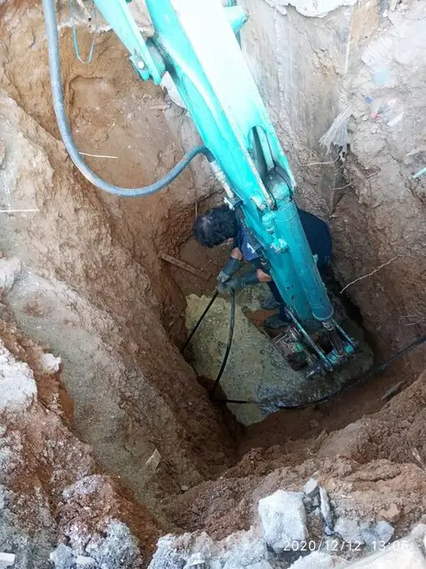 Εκσκαφέας και τεχνικός μέσα σε βαθιά εκσκαφή