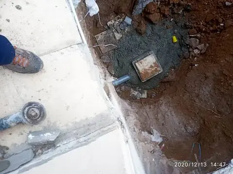 Νέο φρεάτιο σε εκσκαφή δίπλα σε πεζοδρόμιο
