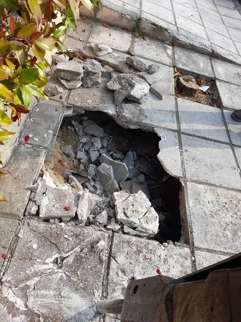 Άνοιγμα σε πλακόστρωτο για πρόσβαση στον αγωγό